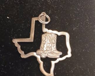 925