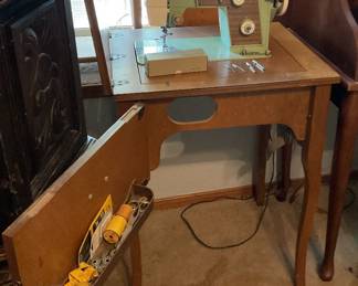 Fleetwood sewing machine and table