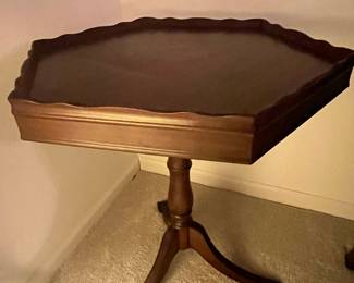 Vintage Mahogany Pie Crust Pedestal Table with Tripod Base