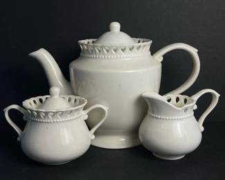082 vintagewhiteporcelainteapotcreamera