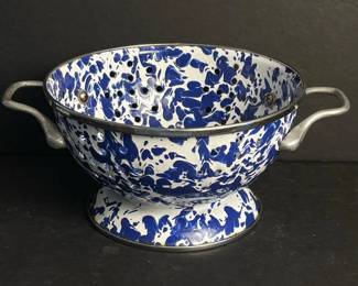 081 blueandwhiteenamelwarecolanderwith