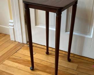 091 mahoganysidetableinthefederalstyle