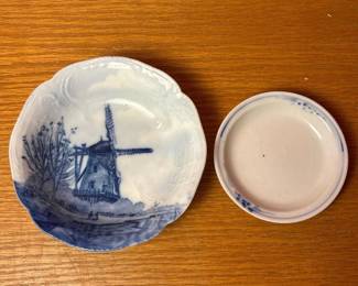 057 pairofsmallvintageblueandwhitecer