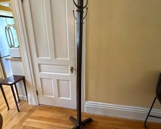 173 woodencoatrackwithbrasstonehooks