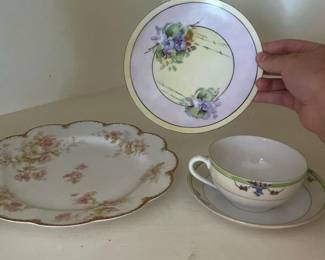 069 assortedporcelainplateswithteacupwi