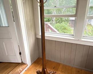 141 woodenhalltreecoatrackinthemissio
