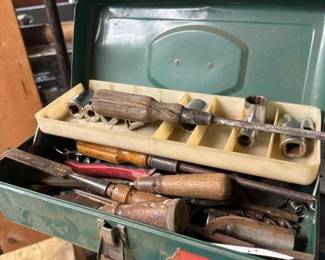 120 vintagevictormetaltoolboxwithhandt