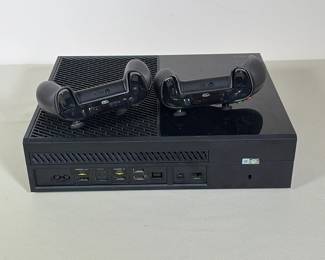 MICROSOFT XBOX ONE CONSOLE MODEL 1540 WITH KINECT AND TWO CONTROLLERS