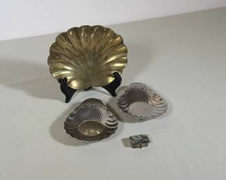 (4pc) SILVER PLATED AND BRASS SHELL-FORM DISHES AND STERLING SILVER PILL BOX