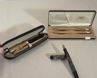 (7pc) FIVE VINTAGE WRITING INSTRUMENTS INCLUDING CROSS SET AND PARKER VACUMATIC FOUNTAIN PEN