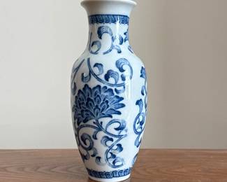CHINESE BLUE AND WHITE CRACKLE GLAZE PORCELAIN VASE