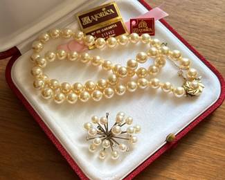 (2pc) 10K YELLOW GOLD STARBURST BROOCH AND MAJORICA PEARL NECKLACE