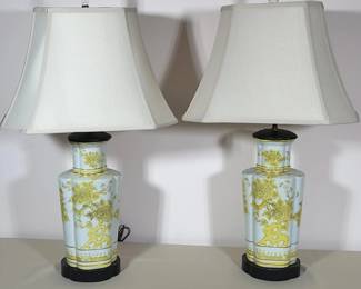 PAIR OF CHINOISERIE FLORAL CERAMIC TABLE LAMPS