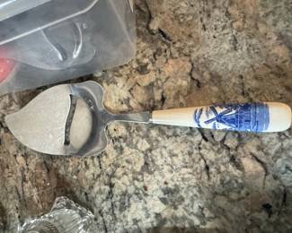 Blue and White Windmill Pattern Cheese Slicer - Elesva