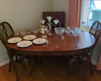 Queen Anne Style Dining Set with Spindle Back Chairs