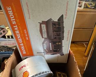Life-Like HO Scale Bank & General Store Model Kit with Shell Oil Tank