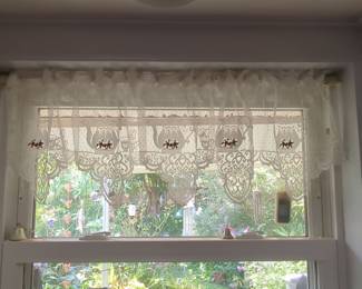 Vintage Lace Teapot Motif Valance with Ruffled Header