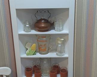 White Arched Corner Display Shelf with Cabinet