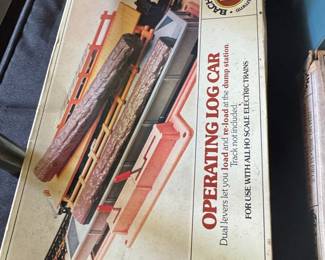 Bachmann Operating Log Car with Dump Station (Item No. 1427)