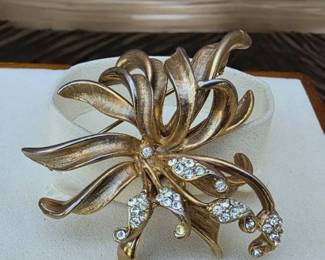 05 Vintage BSK Clear Rhinestone Elegant Flower Pin Brooch