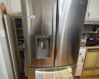 Nice fridge with possible ice maker issue