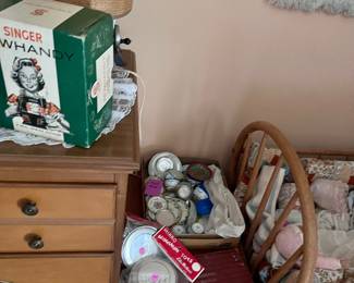 Child. Sewing Machine Tin & Aluminum dishes