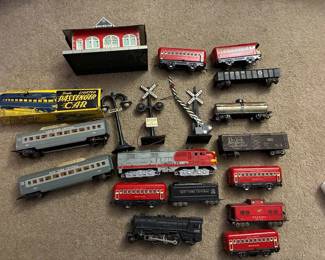 Marx 1950's O gauge train cars (1 with original box in rough condition) and 1 Lionel Reading caboose