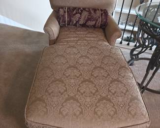 Chaise.