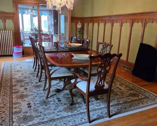 Beautiful dining table. Shown with 2 large leafs in it. Has 8 chairs