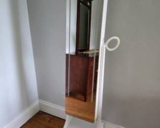 Standing jewelry box