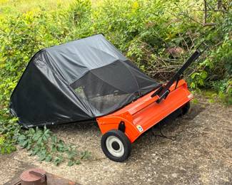 Leaf sweeper