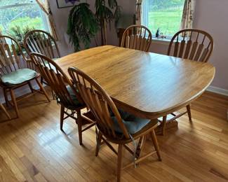 Oak table, two leaves and 6 matching chairs