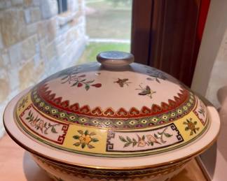 VINTAGE FAMILLE ROSE PORCELAIN COVERED SERVING DISH