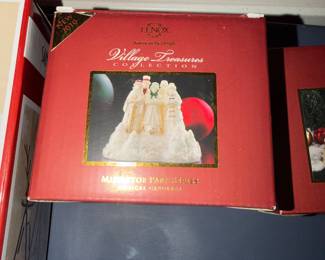 Over 40 pieces of Lenox mistletoe park series