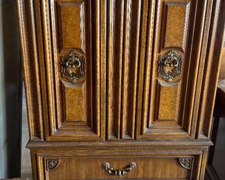 VTG Red Lion Armoire