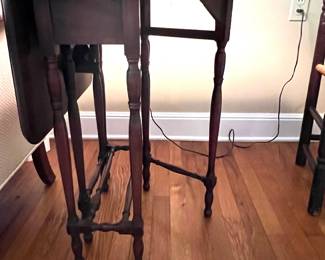Gate leg side table