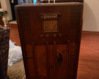 1930’s Stromberg-Carlson Art Deco console tube radio
