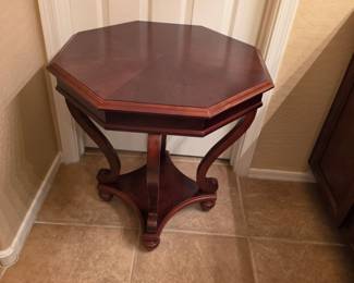 traditional mahogany-finish octagonal accent/end table