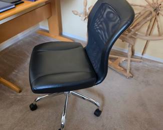 black mid-back office task chair