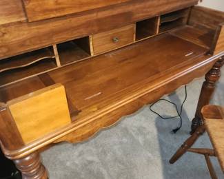 Spinet desk