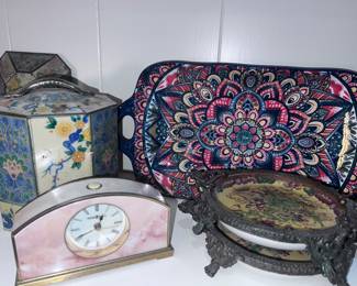 Lots of vintage collectibles