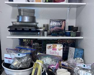 Huge selection of cookware, bakeware, and other kitchen accessories