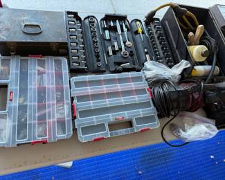 Socket and tool set