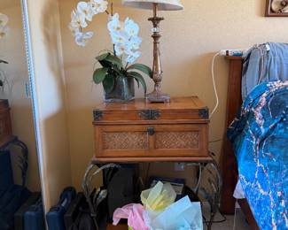 End tables/nightstands
