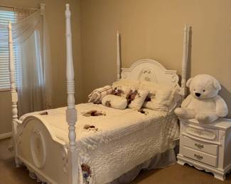 Four Poster Bedroom Set