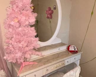 Oval Mirror Vanity With Chair