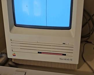 Vintage Apple Macintosh SE, Running with Games and Accessories!