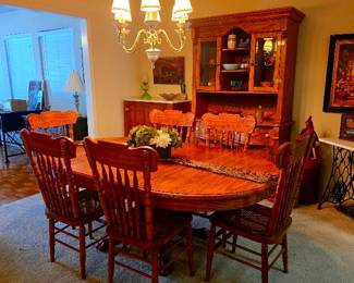 Dining Table and Chairs (4 in good condition, 2 chairs need repair)