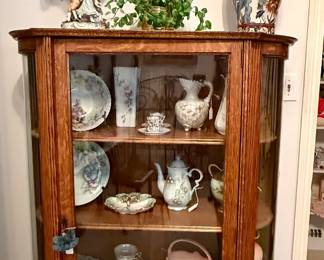 Curved glass curio
