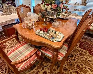 Beautiful dining table with an extra leaf